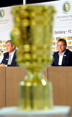 مدرّبا شالكه رالف رانغنيك (الى اليمين) ودويسبورغ ميلان ساسيتش في مؤتمر صحافي عشية نهائي كأس ألمانيا (ماوريتسيو غامباريني ـ أ ف ب)