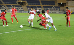 اللبناني حسن شعيتو (2) ممرراً بين عدد من لاعبي الإمارات