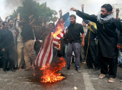 باكستانيون يحرقون العلم الأميركي في كاراتشي أمس (أطهر حسين - رويترز)