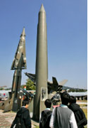 كوريون جنوبيون يراقبون نموذجاً من الصواريخ في سيول أمس (هان يونغ ـ أب)