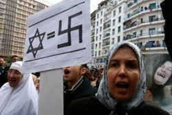 جزائريّة تساوي بين النازيّة والصهيونية في عاصمة بلادها (رويترز)