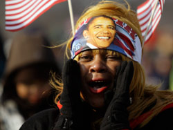 إحدى مناصرات أوباما تحتفل بتنصيبه (كارولين كاستر ــ أ ب)