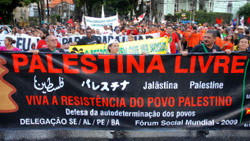 مشاركون في المنتدى الاجتماعي يتضامنون مع فلسطين في البرازيل (باولو سانتوس ــ رويترز)