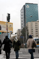 ايرانيون أمام مصرف «ميلات» في طهران امس (بهروز مهري - أ ف ب)