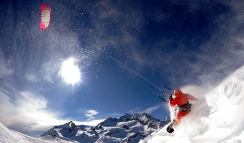 متزلج يمارس هوايته في منطقة برنينيا باس، جنوب شرق سويسرا (ديتمار ستيبلوفسك - ا ب)