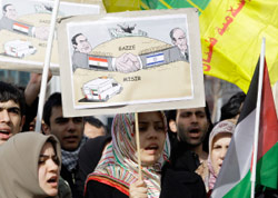 أتراك يتظاهرون دعماً للفلسطينيين في إسطنبول في شباط الماضي (إبراهيم أسطا ـــ أ ب)