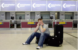 بريطاني في مطار مانشستر بعد أن تم الغاء رحلته الى المكسيك، أمس ( فيل نوبلي - رويترز )