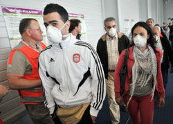 مسافرون في مطار باريس يرتدون أقنعة طبية واقية بعد عودتهم من المكسيك أمس (ليونيل بون أفونتور - أ ف ب)