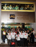 نزلاء متروبارك يحتلفون بعد رفع سلطات هونغ كونغ الحجر عنهم (كين شونغ - أب)