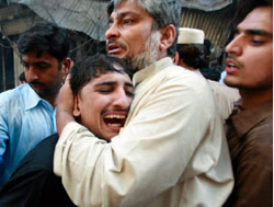 ينتحبون على الضحايا الذين سقطوا في أحد هجمات في بيشاور أمس (علي إمام - رويترز)
