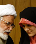 كروبي ومستشارته جميلة كاديفار خلال مؤتمر صحافي في طهران امس (وحيد سالمي ــ أ ب)