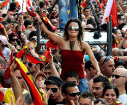 مناصرون لحزب العمال في مالطا يحتفلون بفوزهم في الانتخابات الأوروبية (لينو أزوباردي ــ أ ب)