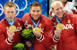 الفريق الكندي عارضاً ميدالياته الذهبية في الكرلينغ (سعيد خان ــ أ ف ب)