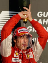 فرناندو ألونسو محتفلاً بفوزه في سباق البحرين (ساشا شورمان ـ أ ف ب)
