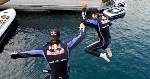 ويبر وفيتيل يقفزان إلى المياه احتفالاً بإحرازهما الثنائية في موناكو (أ ب)