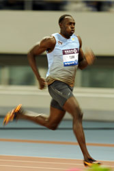 العداء الجامايكي أوساين بولت أناء سباق 200م (بيتر باركس ــ أ ف ب)