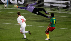 روميدال مسجلاً هدف الفوز للدنمارك في مرمى الكاميرون (ميكايل سون ـ أ ب)