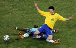 كاكا عانى من التدخلات العنيفة طيلة مباراة البرازيل وساحل العاج (أ ب)