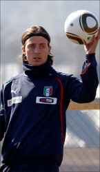 لاعب الوسط الإيطالي مونتوليفو (رويترز)