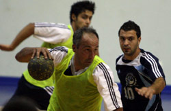 أكبر لاعب في البطولة من المشعل علي سليمان في محاولة على مرمى الشباب (عدنان الحاج علي)
