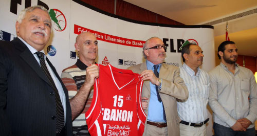 بالدوين يحمل قميص المنتخب لدى تقديمه رسمياً (أرشيف - عدنان الحاج علي)