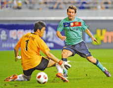ميسّي مسجّلاً أحد أهدافه في مرمى نجوم الدوري الكوري الجنوبي (ج. جي ــ أ ف ب)