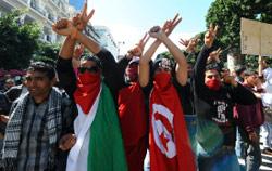 متظاهرون أمام وزارة الداخلية في تونس أمس (فتحي بيليد ـ أ ف ب)