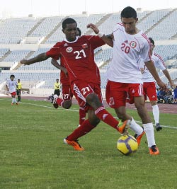 اللبناني محمد حيدر (20) في صراع مع لاعب عماني (مروان بوحيدر)