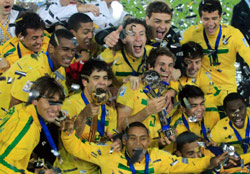 البرازيليون مع كأس البطولة (بيلار أوليفاريس ــ رويترز)
