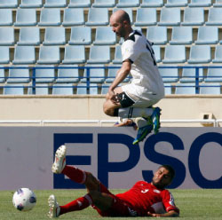 يوسف محمد يقطع الكرة أمام الأوزبكي غينريخ (هيثم الموسوي)  