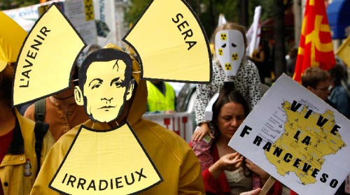 فرنسيّون يتظاهرون ضدّ البرنامج النووي الفرنسي في باريس يوم السبت الماضي (إيف هرمان ـــ رويترز)