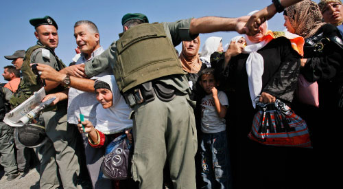 جنود صهاينة يمنعون فلسطينيين من الوصول إلى جامع الأقصى (كيفن فراير ـــ أ ب)