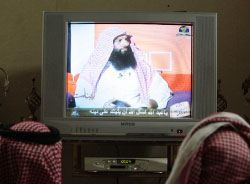 سعوديّون يشاهدون برنامجاً دينيّاً في الرياض خلال شهر رمضان (أرشيف ــ رويترز)