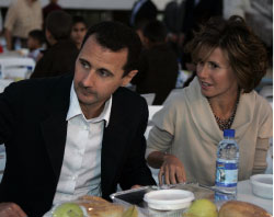 الرئيس بشار الأسد وعقيلته أسماء خلال حفل إفطار للأيتام في درعا (أرشيف ــ أ ف ب)
