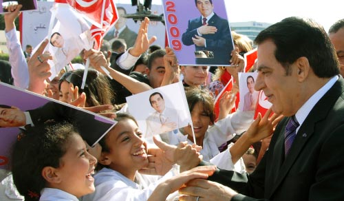 الرئيس التونسي زين العابدين بن علي خلال «الاحتفالات» بالذكرى 21 لوصوله إلى السلطة (حسيني دريدي ــ أ ب)