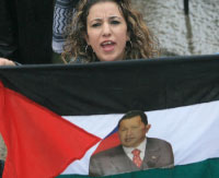 تشافيز يتوسّط العلم الفلسطيني خلال تظاهرة القوى اليسارية اللبنانيّة في بيروت أمس (بلال جاويش)