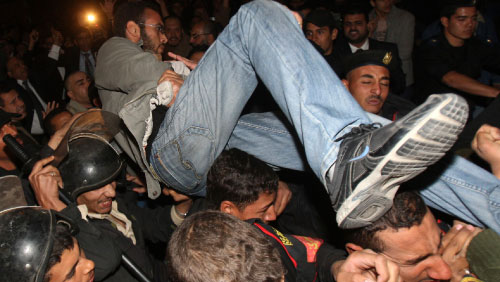 الشرطة المصريّة تقمع إحدى التظاهرات المتضامنة مع غزّة في القاهرة (عمرو دلش ــ رويترز)