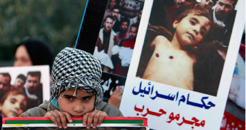 فلسطيني يتضامن مع أهل غزّة في الناصرة أول من أمس (عمار عوض ـــ رويترز)