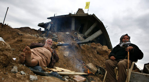 فلسطينيّان أمام منزلهما المدمَّر في جباليا أمس (جيري لامبن ــ أ ف ب)