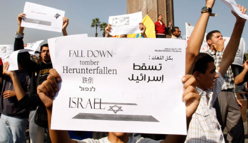 طلّاب «إخوان» مصر يتظاهرون ضدّ إسرائيل في جامعة القاهرة (ناصر نوري ـــ رويترز)
