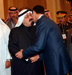 قبلات بين الرئيس الأسد والملك عبد الله في الكويت الشهر الماضي (رويترز)