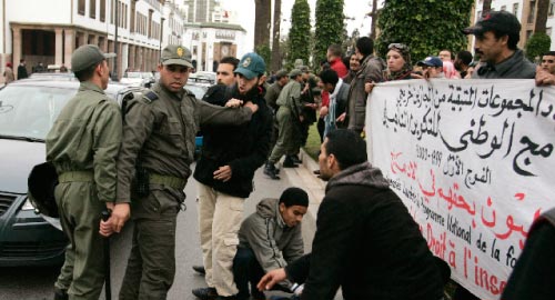 الأمن المغربي يعتقل متظاهراً مغربياً في الرباط الشهر الماضي (رافاييل مارشانت ــ رويترز)