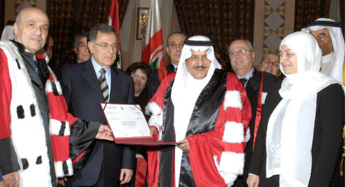 الأمير نايف يتسلّم الدكتوراه الفخريّة من الرئيس فؤاد السنيورة (أرشيف ــ رويترز)