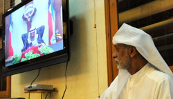 كويتيّ يستمع إلى خطاب الأمير صباح الأحمد الصباح الذي أعلن فيه حلّ البرلمان (أرشيف ــ أ ب)