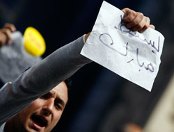متظاهر مصري يطالب بإسقاط الرئيس مبارك في القاهرة في نيسان الماضي (عمرو عبد الله ـــ رويترز)