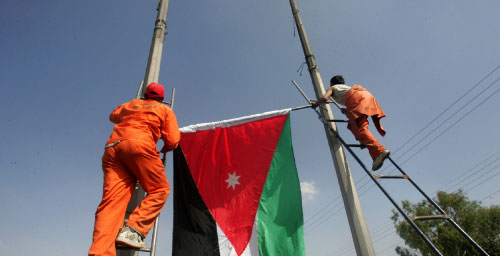 رفع العلم الأردني بمناسبة عيد الاستقلال الـ63 (محمد أبو غصن ــ أ ب)
