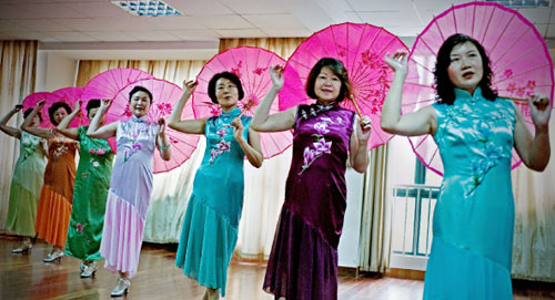  بدءاً من عام 2007 فتحت وانغ يو أبواب «نادي الكيباو» لسيدات في العقد الخامس من العمر. في قلب مدينة شنغهاي الصينية، ترتدي المشتركات زيّ الكيباو التقليدي، ويرقصن بالمظلّات والمصابيح. تلك الملابس التقليد