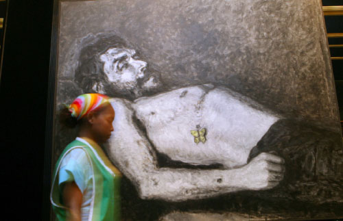 وضع أسامة بعلبكي فراشة صفراء على جسد غيفارا المسجّى، المستوحى من صورة التقطت لـ«تشي» بعد مقتله في غابة «فالي غراندي» على يد الجيش البوليفي. هذه اللوحة من مجموعة بعنوان «لا توقظ المحارب»، يعرضها الفنّا