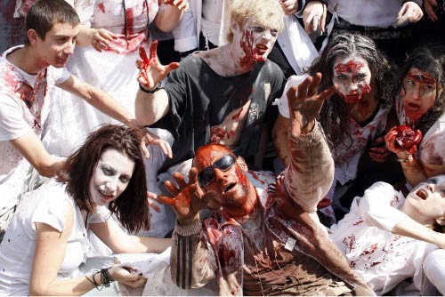 كائنات غريبة هبطت على مدينة كان الفرنسيّة التي تضجّ هذه الأيّام بمهرجانها السينمائي الشهير. حسناوات «زومبي» بالملابس الخفيفة، اجتحن الكراوزيت بقصد الترويج لشريط Zombie Women of Satan. الـ «زومبي» طيف 