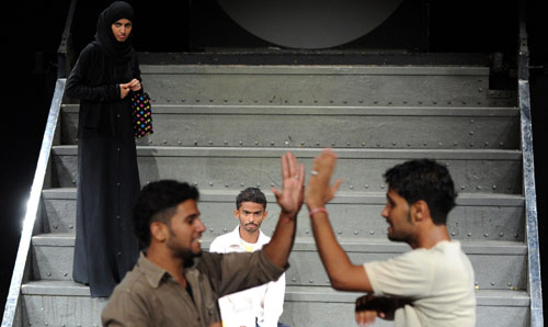 حين قُدّمت لأول مرة في تشرين الأول (أكتوبر) 2009، لقيت «معك نازل» نجاحاً في أوساط الجمهور اليمني، لكونها تضيء على قضايا ومشاغل اجتماعية محليّة، ضمن قالب كوميدي. المسرحيّة التي تحمل توقيع المخرج اليمني